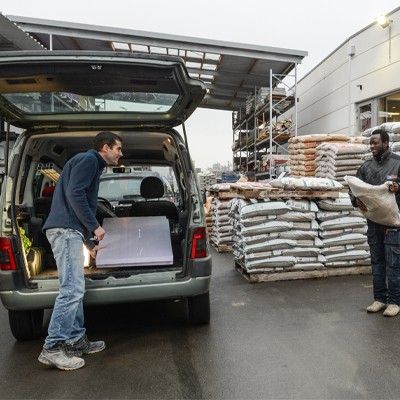 Vaste parking, aide au chargement